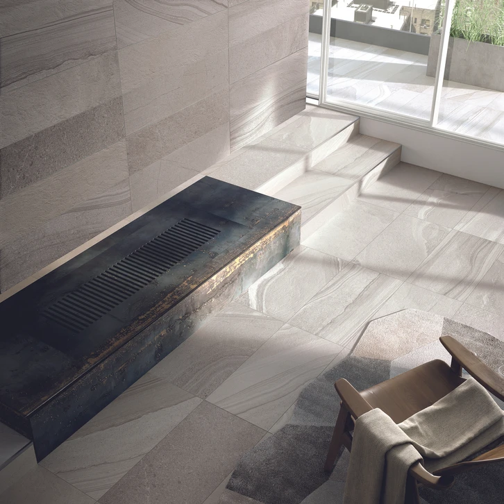 Intérieur moderne avec escalier en béton ciré et cheminée contemporaine à foyer linéaire encastré