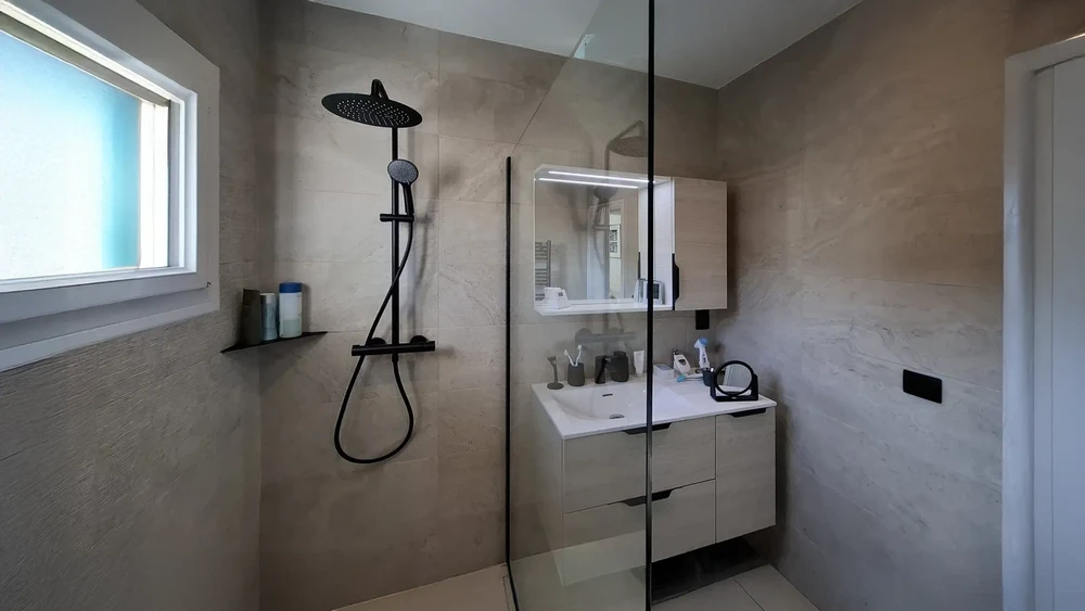 Salle de bain moderne avec douche à l'italienne et meuble vasque suspendu