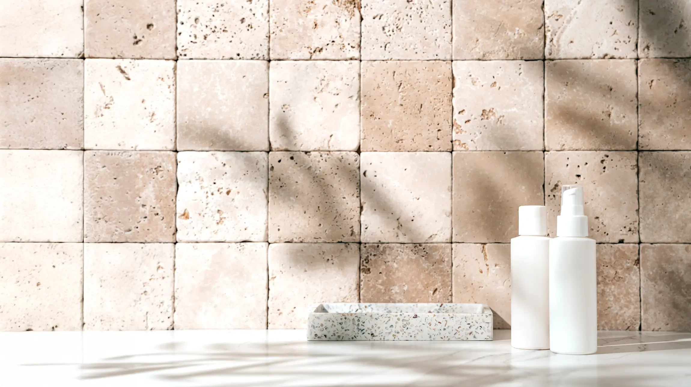 Intérieur moderne avec salon cosy autour d'une cheminée contemporaine