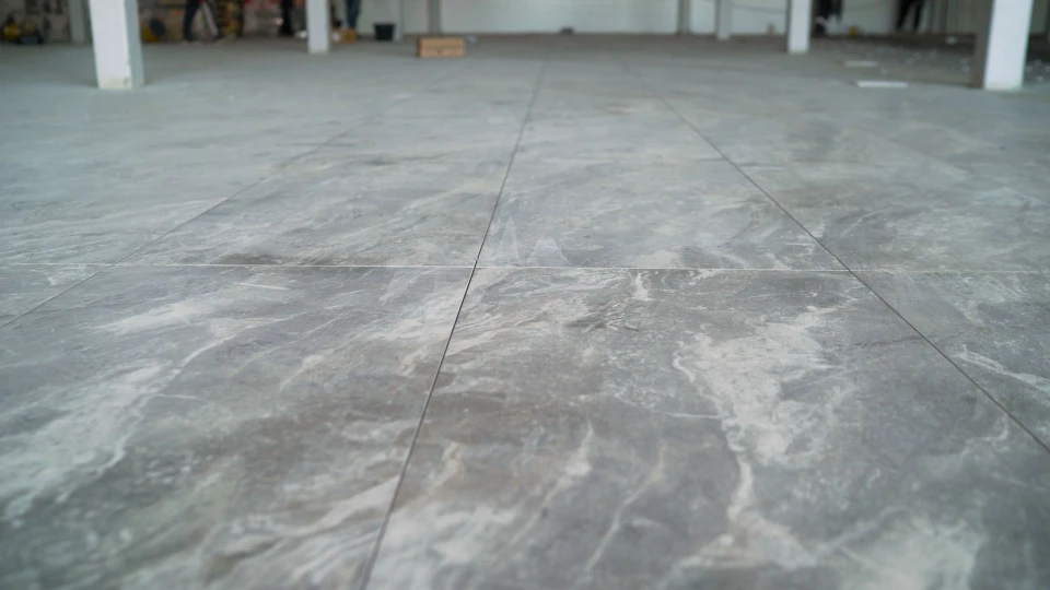 Cuisine moderne avec îlot central et plan de travail en galley