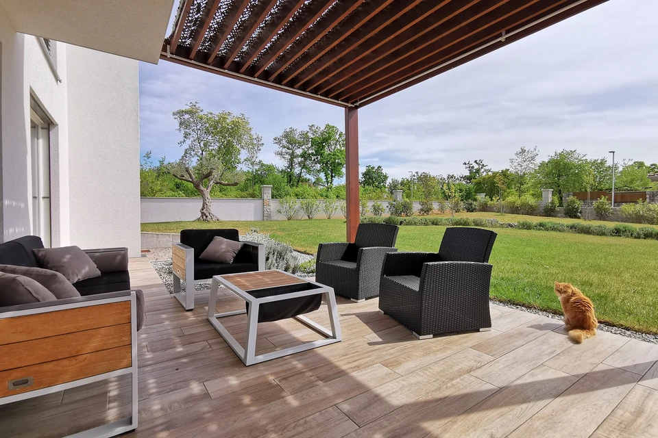 Scène extérieure de repas familial dans un jardin fleuri