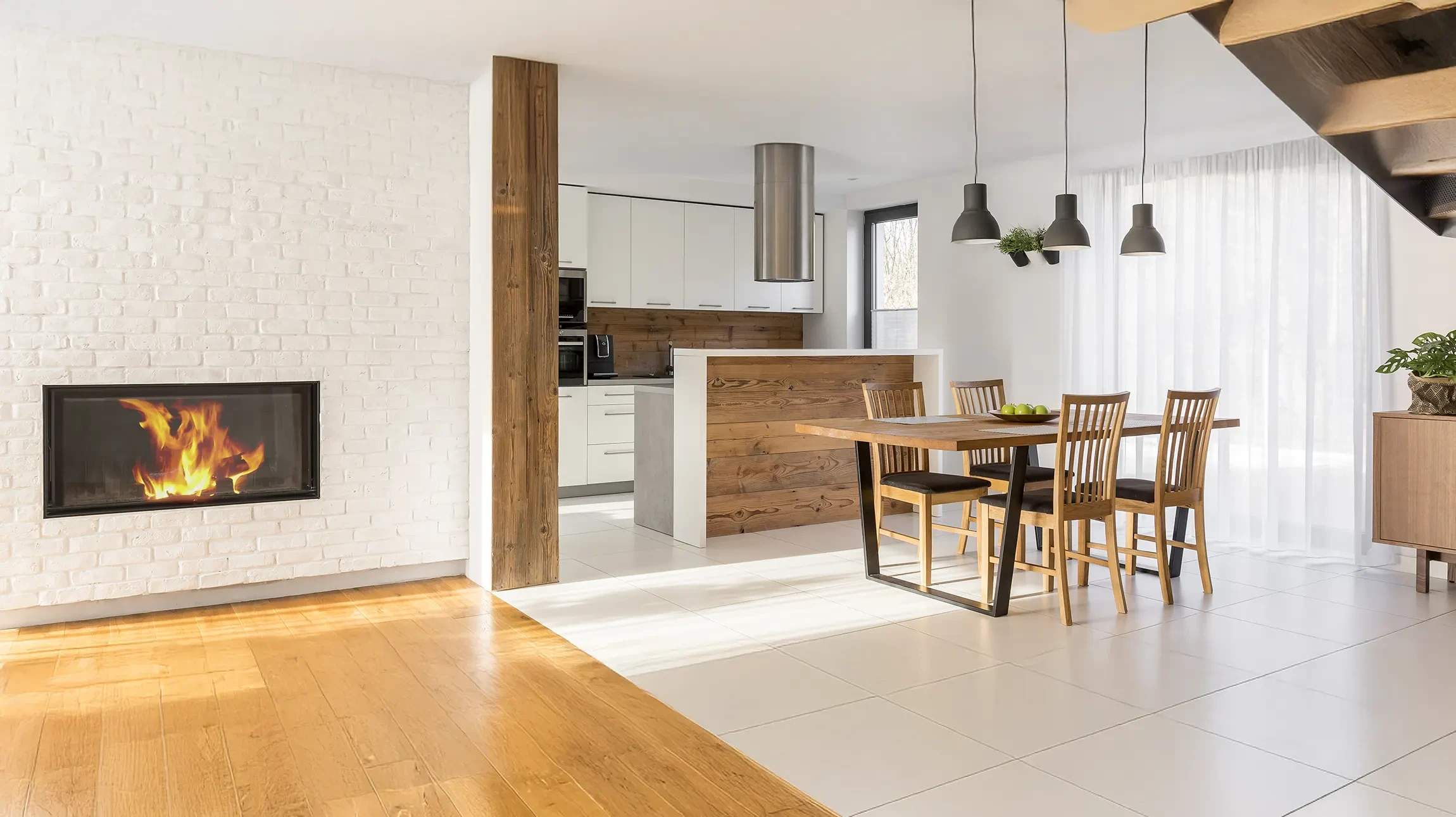 Cuisine moderne avec façades bleu marine, plan de travail en marbre blanc et crédence en carrelage chevron beige